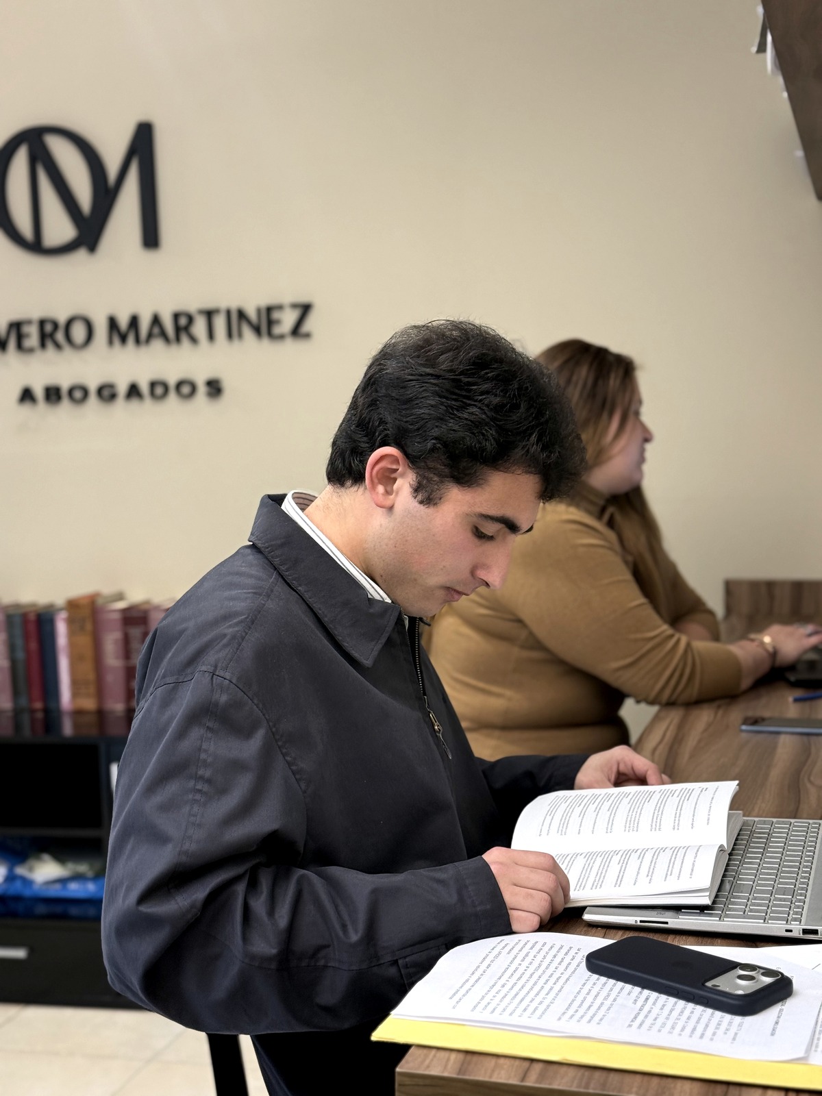 Equipo del estudio trabajando en un caso