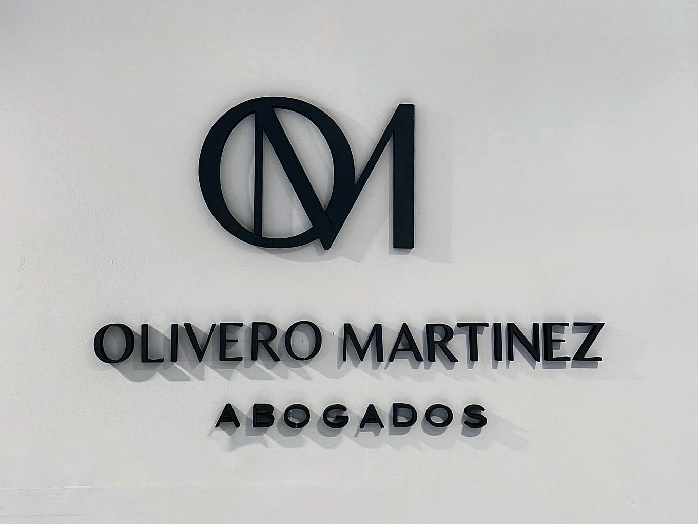 Logo del Estudio Olivero Martínez en la oficina